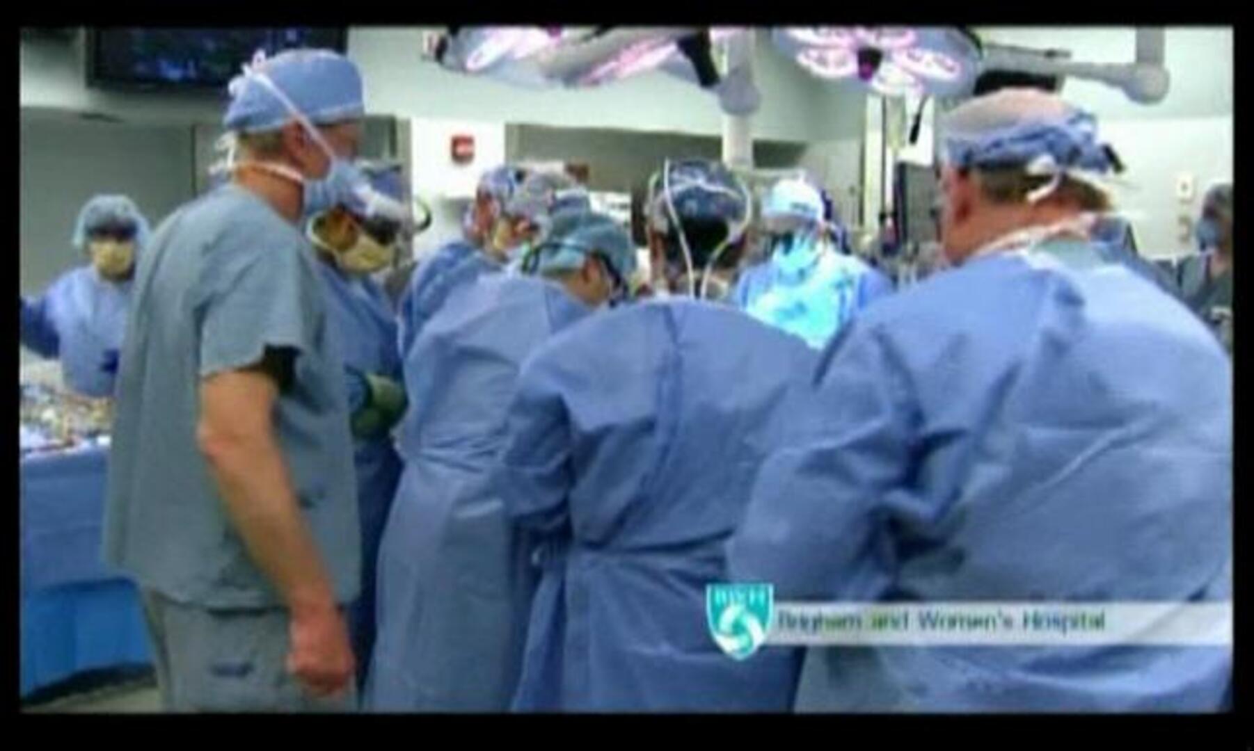 Una mujer recibe un trasplante total de cara tras ser atacada por un chimpancé