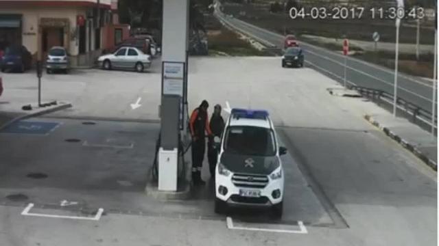 Investigan al conductor que forzó a otro a atravesar una gasolinera para evitar un accidente