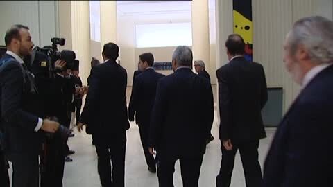 Vídeo: Cordial saludo entre Rajoy y Puigdemont en Oporto