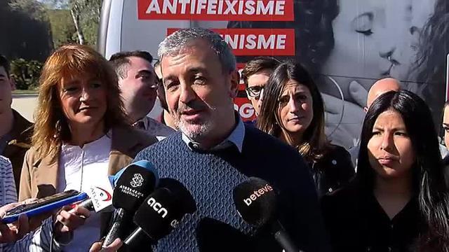 El PSC presenta el &quot;autobús del amor&quot;