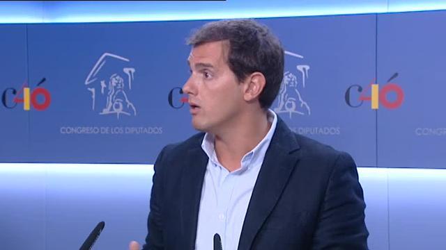 Rivera acusa a Sánchez de &quot;legitimar&quot; la puesta de lazos y cruces amarillas al no hacer &quot;nada&quot; para retirarlos