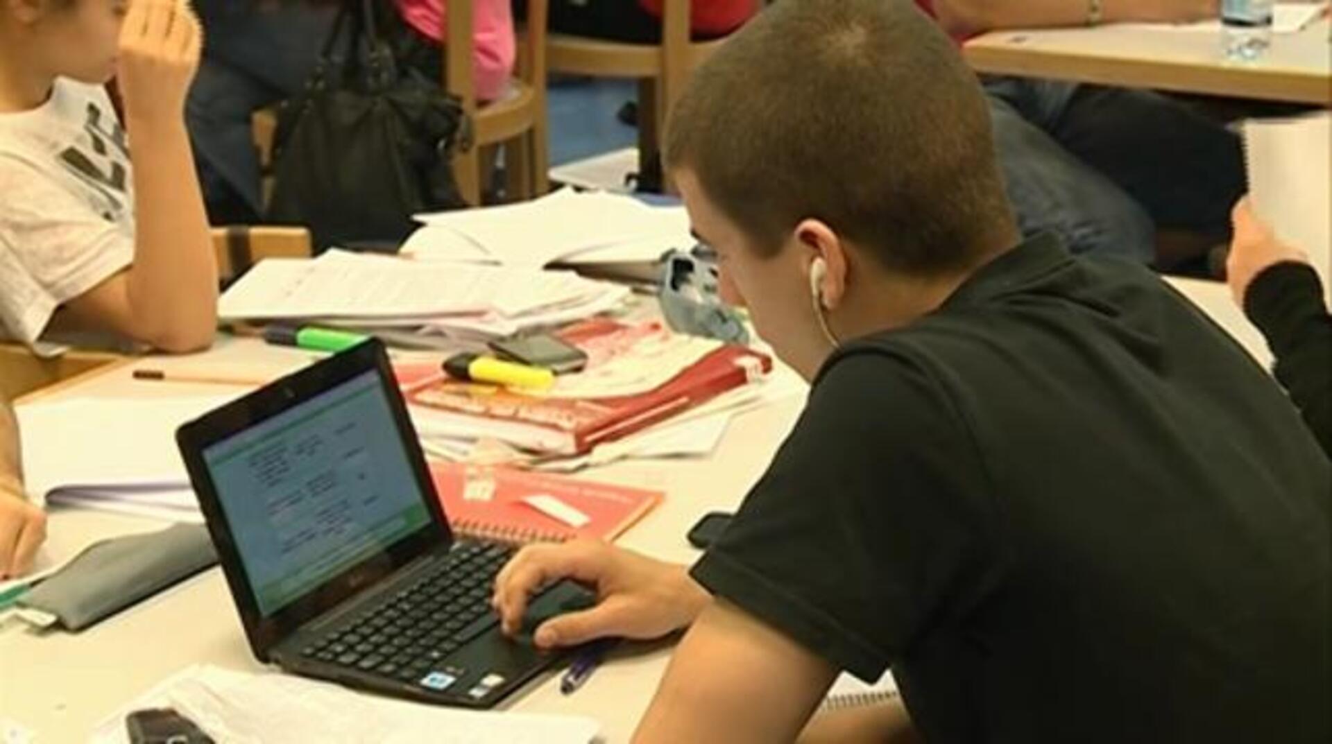 Estudiantes a la salida de un colegio en Valencia