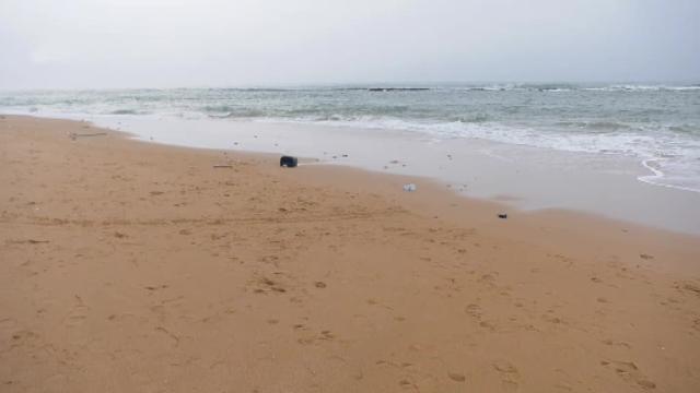 Un fallecido al impactar una patera en los arrecifes de una playa en Caños de Meca