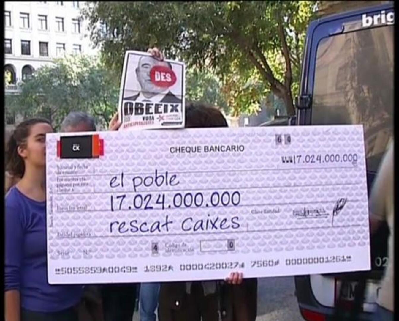 Veinte activistas irrumpen en el despacho del presidente de Catalunya Caixa