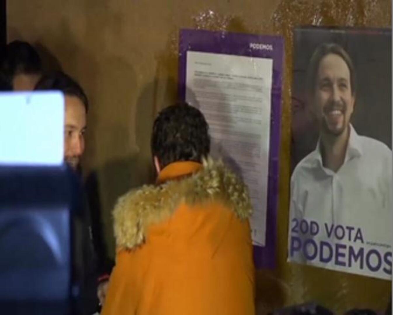 Pablo Iglesias inicia la campaña de Podemos pegando carteles junto a su padre
