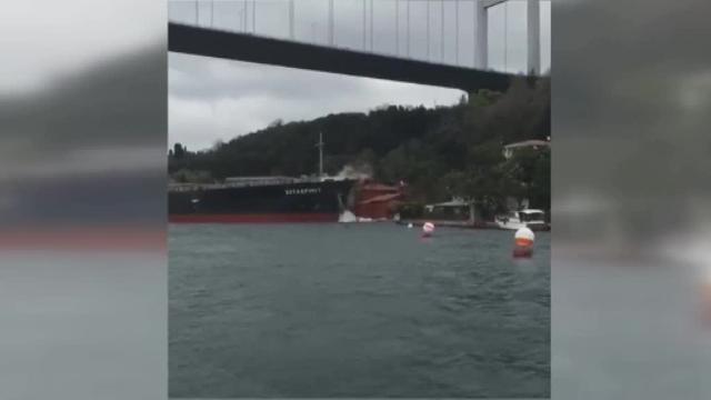 Un petrolero se estrella contra un edificio histórico en el Bósforo
