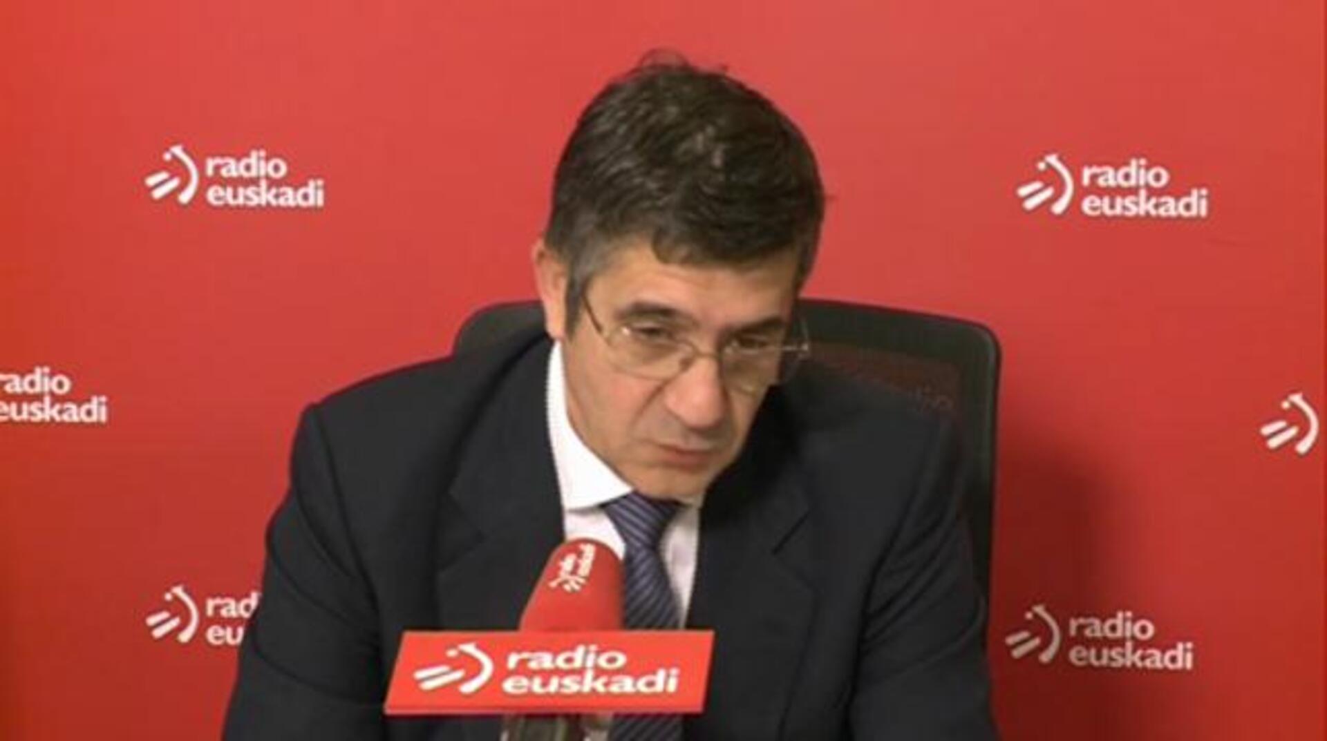 Patxi López da la orden de pago de la extra de Navidad a los funcionarios