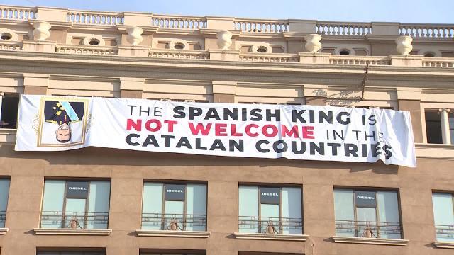 Despliegan una pancarta contra Felipe VI en Barcelona