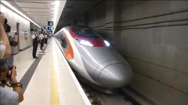 Hong Kong inaugura su polémico tren bala