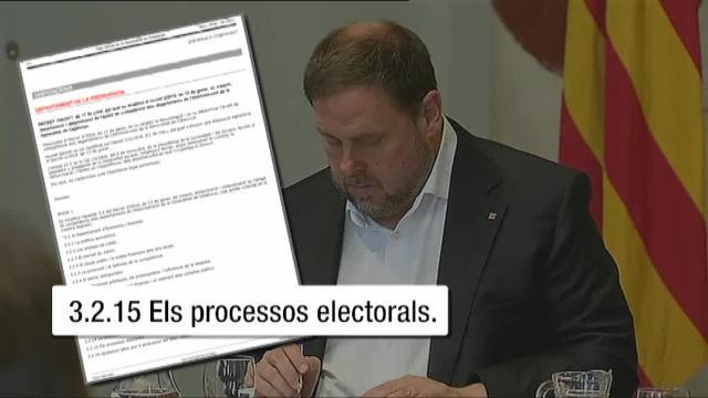 Carles Puigdemont junto a sus consellers, este martes durante la reunión semanal del Govern