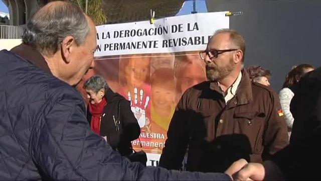 Recogida de firmas para pedir que no se derogue la prisión permanente revisable