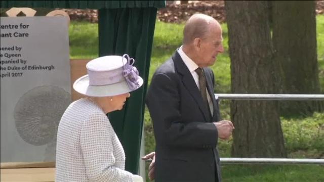 El encuentro de Isabel II con un simpático elefante