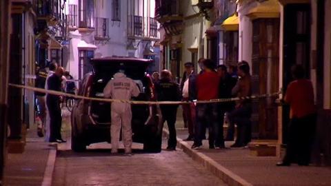 La calle donde se ha producido el crimen. En el detalle, el presunto autor de la agresión