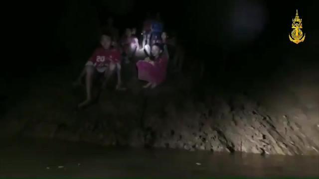Niños atrapados en una cueva tailandesa deben aprender a bucear