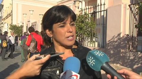 Teresa Rodríguez dialoga con Esperanza Gómez en una sesión del Parlamento de Andalucía