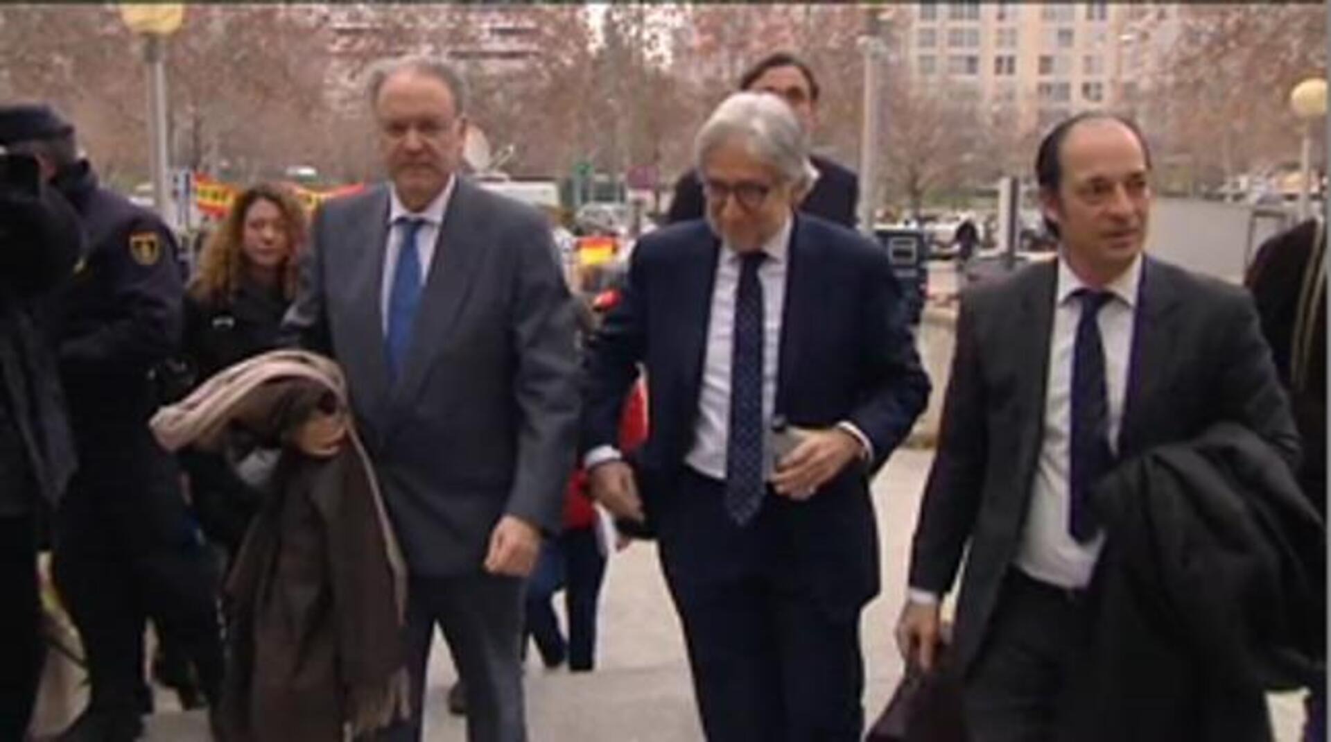 Los simpatizantes de los ultras de Blanquerna desplegaron una pancarta pidiendo su absolución frente a la Audiencia Provincial de Madrid