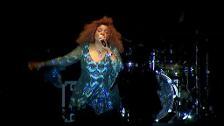 Gloria Gaynor sobrevive en su concierto de Roses