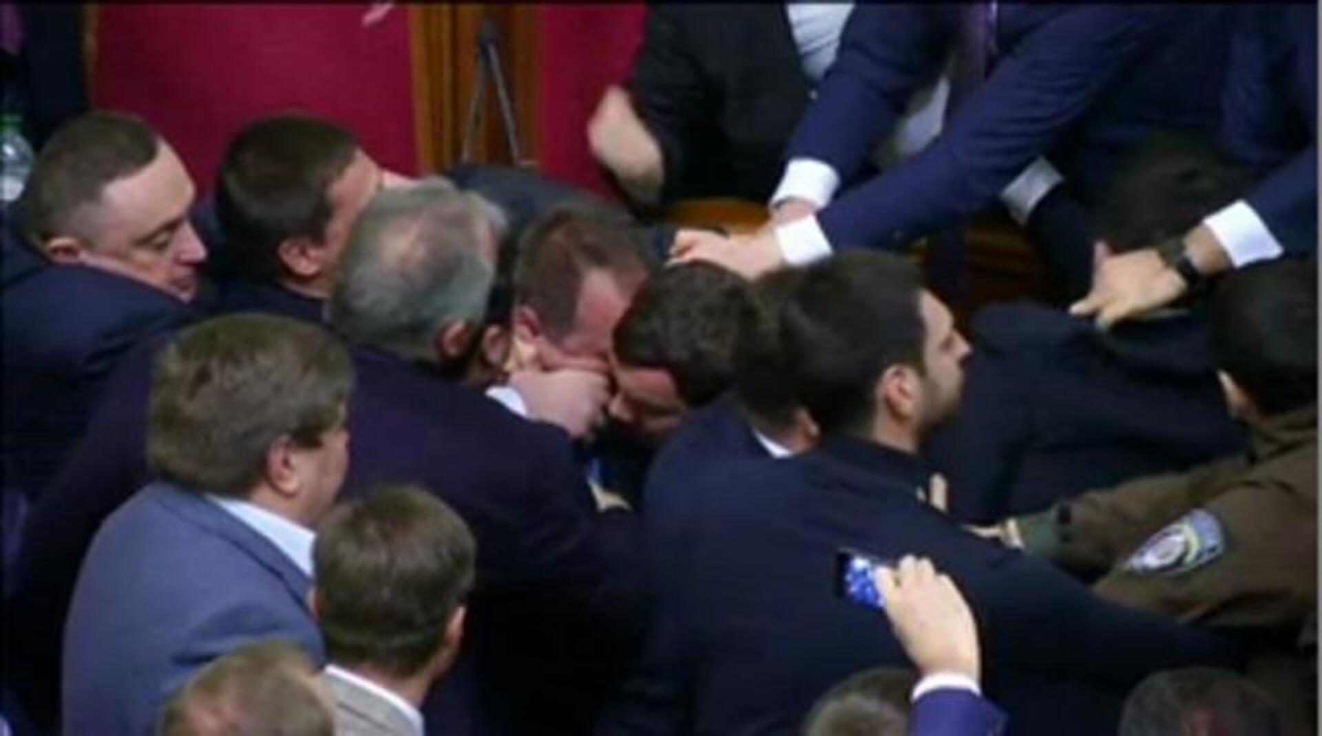 Vídeo: Pelea en el Parlamento ucraniano en diciembre de 2015