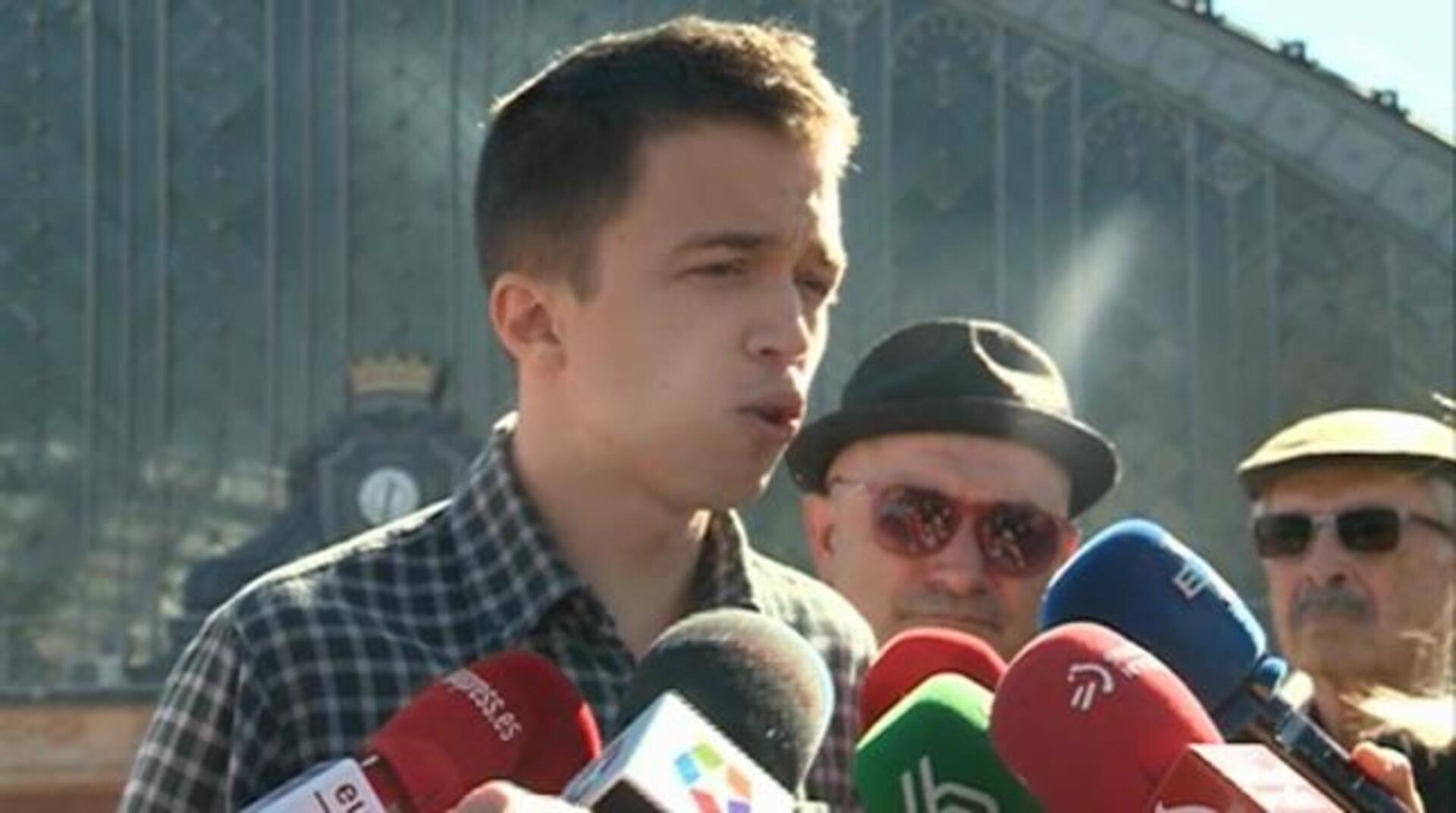 El secretario general de Podemos en el País Vasco, Roberto Uriarte, en la Plaza Arriaga de Bilbao