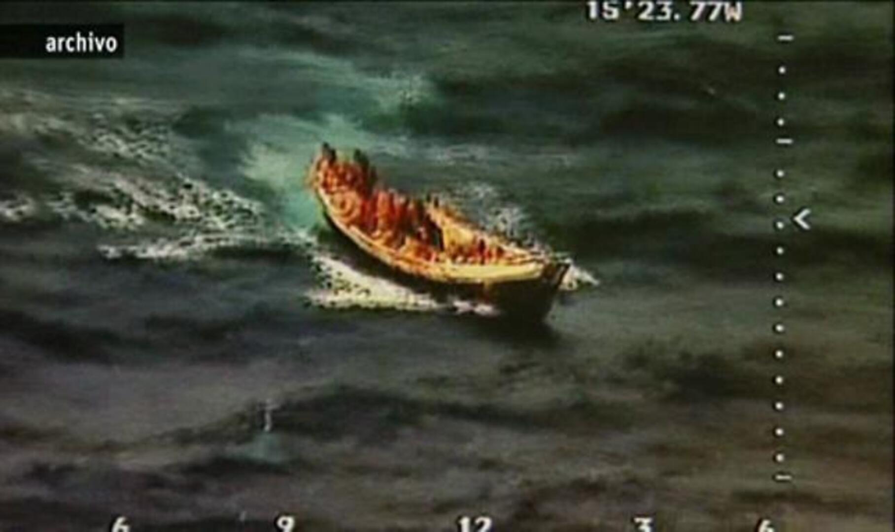 Llegan al puerto de Motril 17 de los 18 supervivientes de la patera naufragada