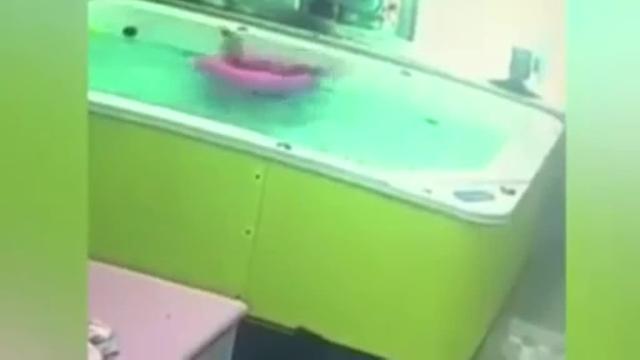 Muere un niño de cinco años en Barbate tras volcar la colchoneta hinchable con la que se bañaba