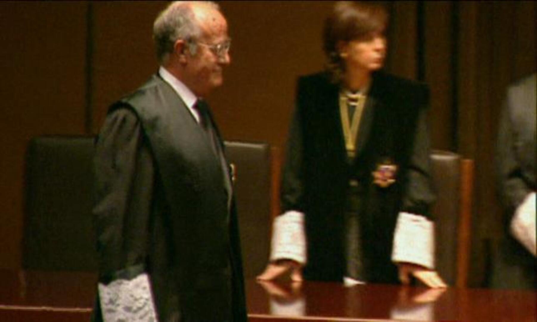 Renuncian tres jueces del Constitucional para forzar la renovación del tribunal