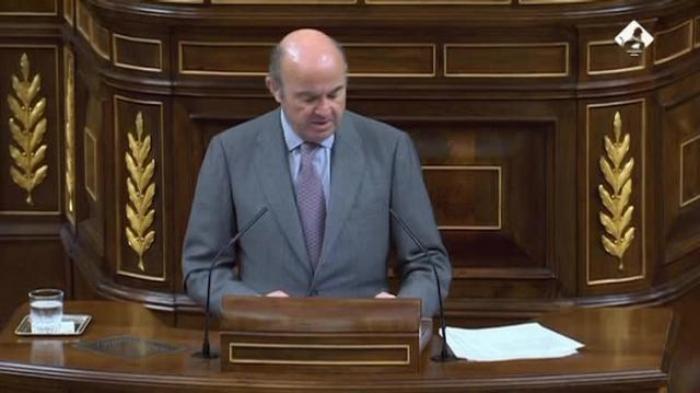 El minsitiro de Economía, Luís de Guindos, al inicio del pleno del Congreso