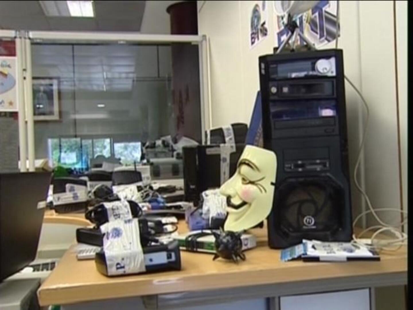 La Policía dice haber desarticulado a la «cúpula» de Anonymous en España