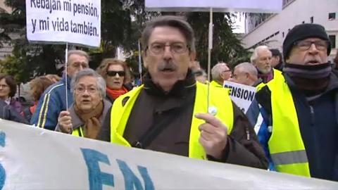 Vídeo: La Policía identifica a una jubilada que protestaba en el Congreso a favor de las pensiones