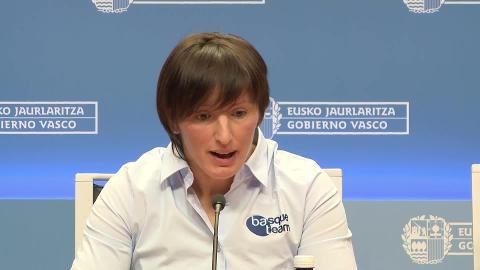 Maider Unda, con su entrenador Luis Crespo, en el acto de su despedida