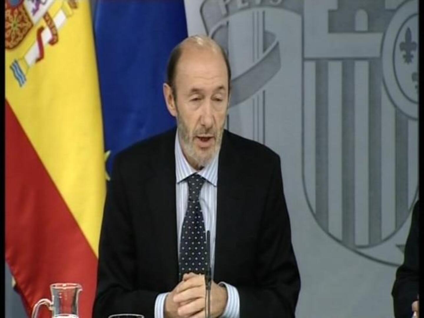 Rubalcaba: «Los controladores no pueden pasearse por ahí como si nada»