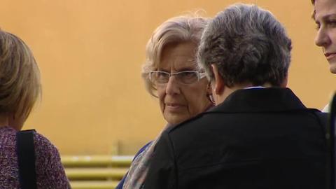 Carmena, sonriente tras visitar el CIE de Aluche