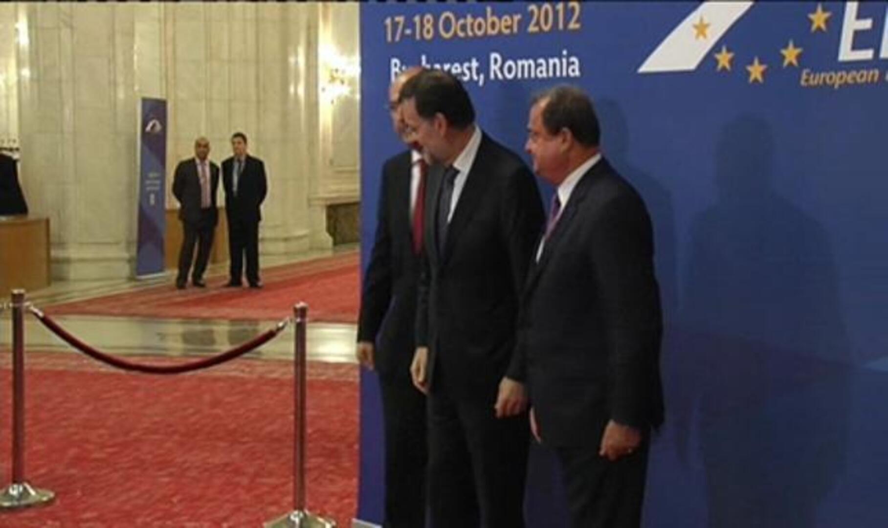 Rajoy y Merkel no hablan de la petición de ayuda de España en su encuentro bilateral