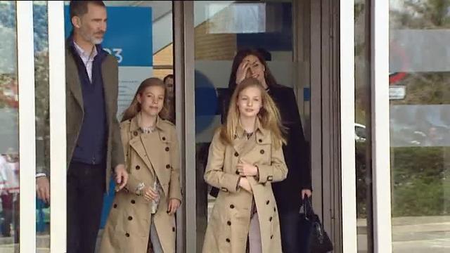 Doña Sofía posa orgullosa junto a sus nietas a la entrada del hospital