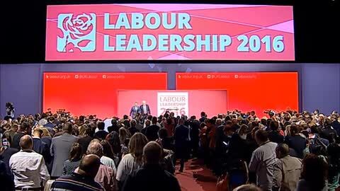 El líder reacciona al anuncio de su victoria en Liverpool, este sábado