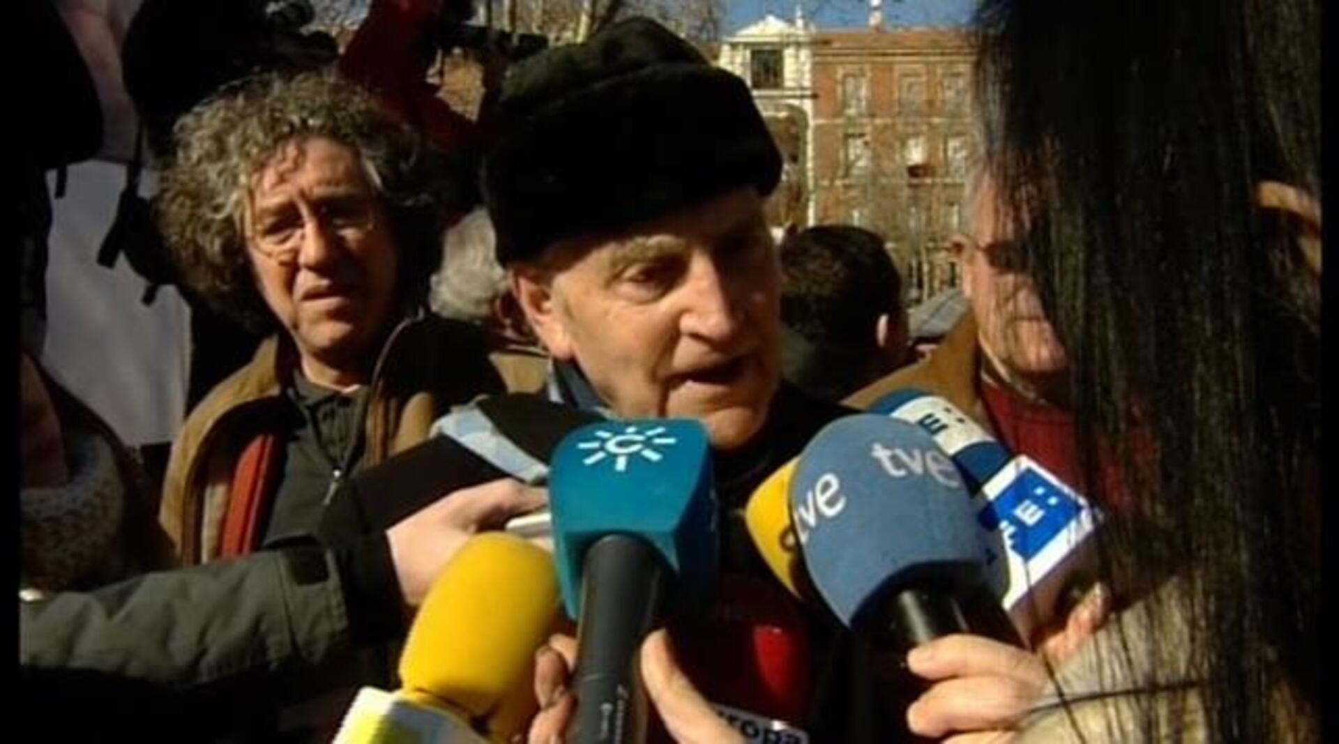 Unas 2.000 personas se manifiestan frente al Tribunal Supremo en apoyo a Garzón