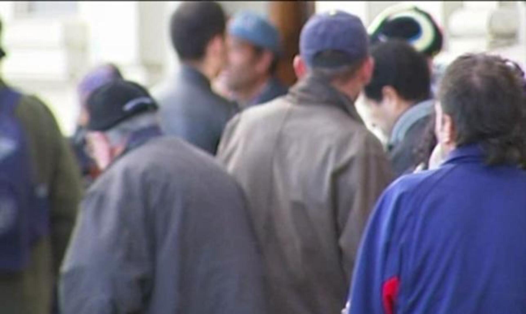 Los comedores sociales se llenan de parejas jóvenes con hijos