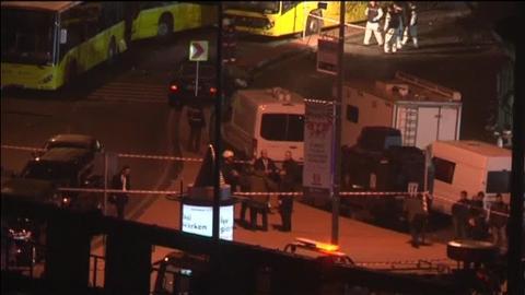 Policía y ambulancias llegan al lugar de la explosión