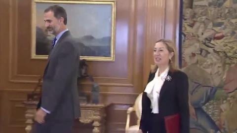 El Rey y Ana Pastor, este domingo en el Palacio de la Zarzuela, durante la firma del Real Decreto con el nombramiento de Rajoy como presidente del Gobierno