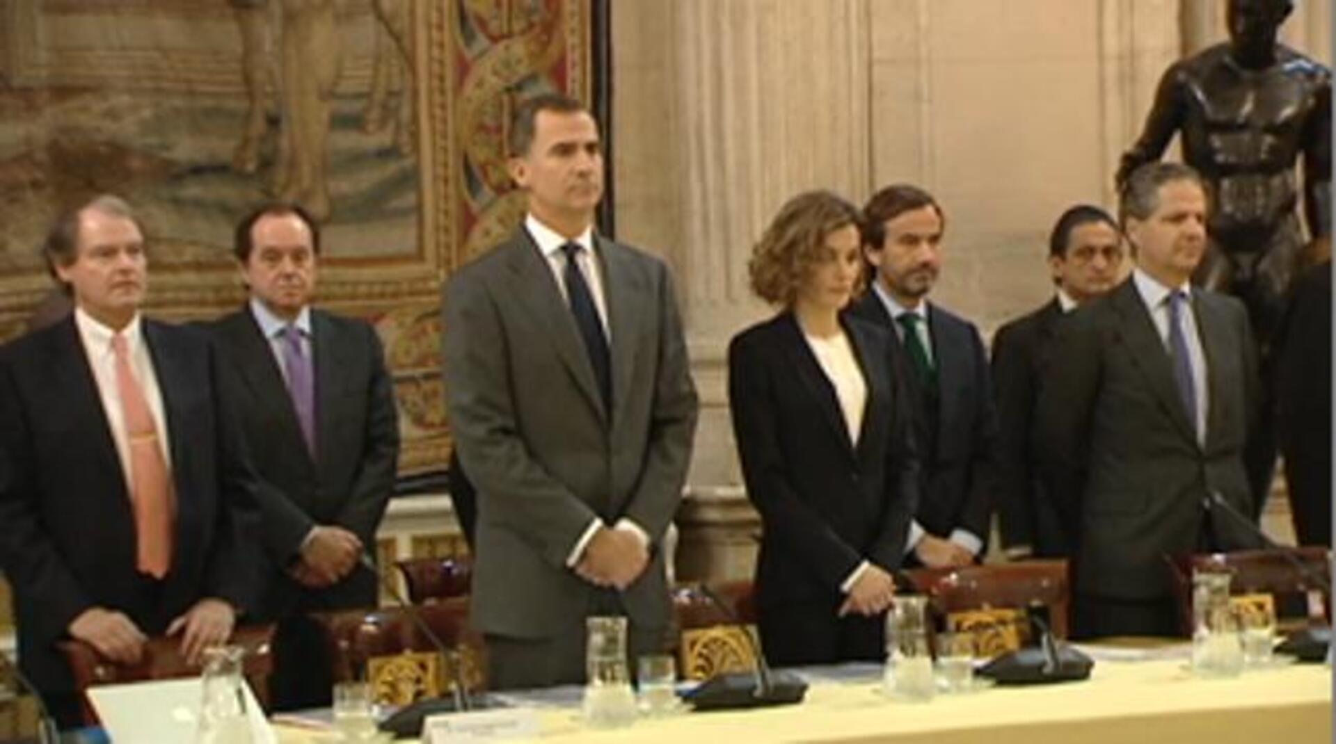 Don Felipe y Doña Letizia guardan un minuto de silencio en el Palacio Real