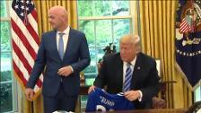 Donald Trump le saca la tarjeta roja a la prensa durante la visita de la FIFA