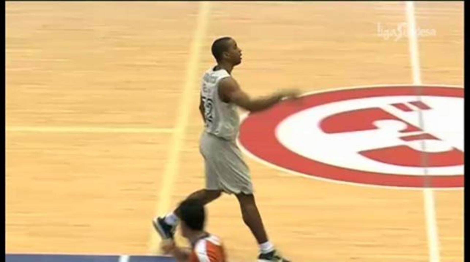 El tiro exterior mantiene vivo al Estudiantes