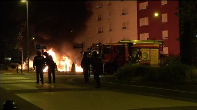 Continúan los disturbios en Nantes en protesta por la muerte de un joven tras un disparo de un policía