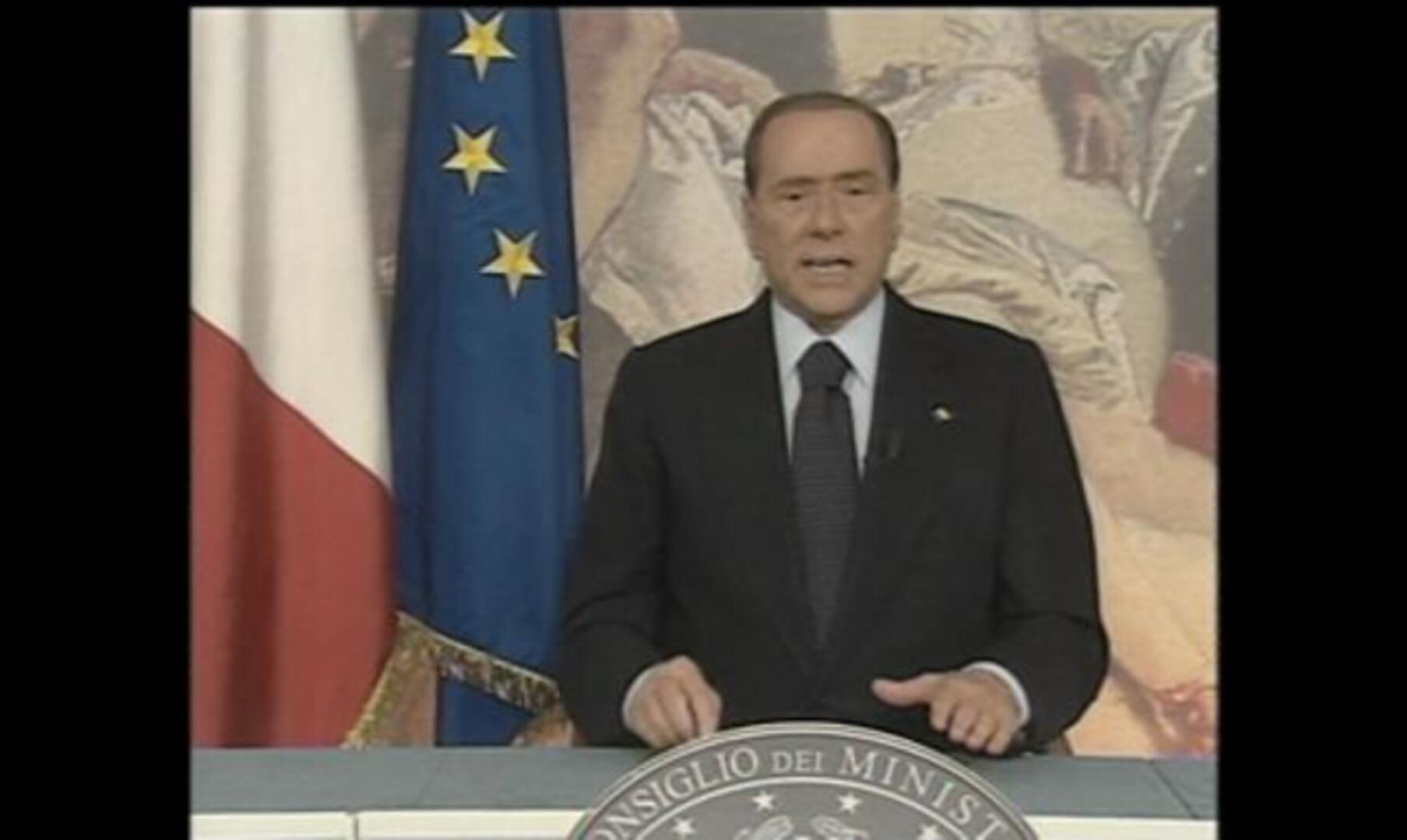 Berlusconi anuncia que sigue en política