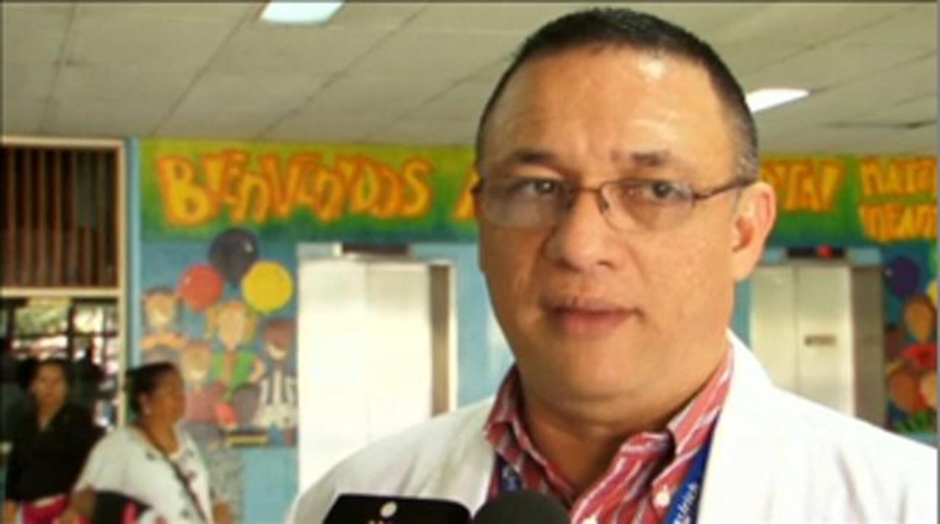 Un bebé es sometido a pruebas para chequear su visión en el centro de rehabiluitación Altino Ventura de Recife