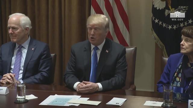 Trump apoya restricción compra de armas en EEUU