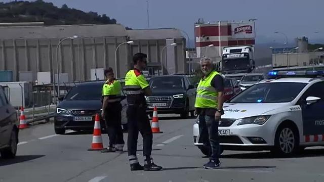 Cortada la AP-7 dirección Girona tras volcar un camión