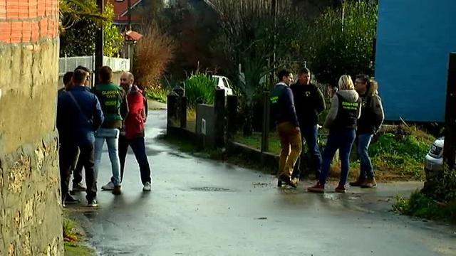 Agentes de la Guardia Civil, custodiando este viernes la vivienda del sospechoso en Taragoña