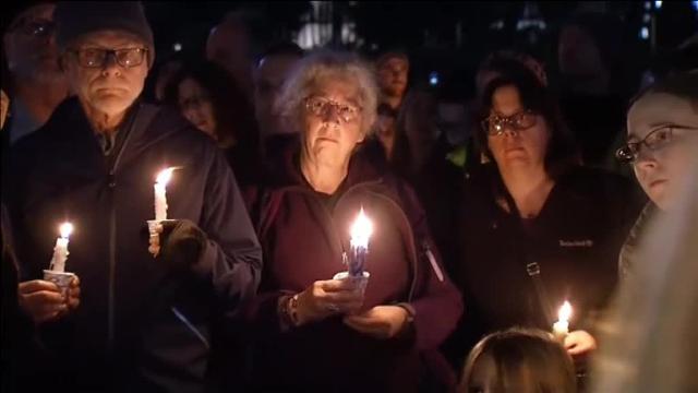 Cientos de personas celebran una vigilia en memoria de las víctimas del tiroteo de Pittsburgh