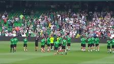 Miles de aficionados se vuelcan con el Betis en el último entrenamiento antes del derbi